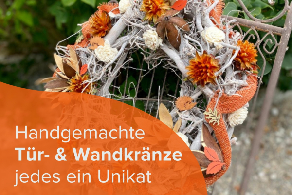 Entdecken Sie unsere handgemachten Tür- & Wandkränze, liebevoll gestaltete Holz- & Tablett-Deko, bezaubernde Figuren & Stecker, herbstliche Lichtakzente & Windlichter, sowie kreative Streu- und Bastelmaterialien.