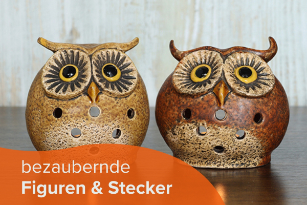 Entdecken Sie unsere handgemachten Tür- & Wandkränze, liebevoll gestaltete Holz- & Tablett-Deko, bezaubernde Figuren & Stecker, herbstliche Lichtakzente & Windlichter, sowie kreative Streu- und Bastelmaterialien.