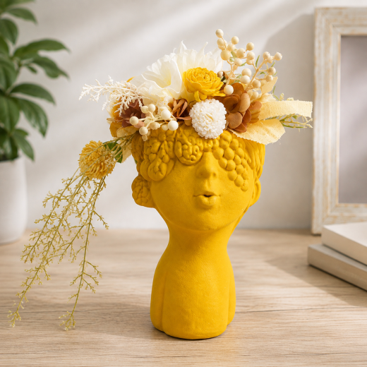 Betonbüste mit Blumenhut in Gelb – handgefertigt