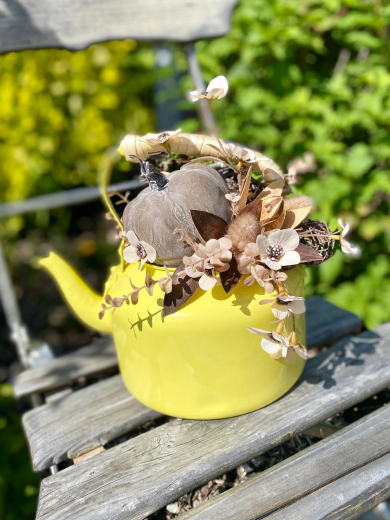 Dekorativer Teekessel mit Stoffkürbissen – Herbstdeko