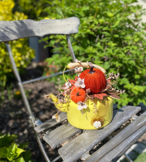 Dekorativer Teekessel mit Stoffkürbissen – Herbstdeko