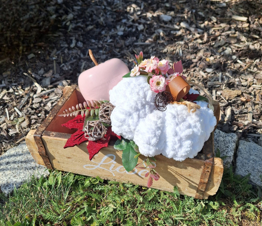 Holzkiste mit Trockenblumen & Stoffkürbis – Handgefertigt