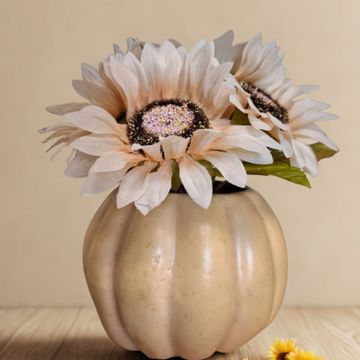Dekokürbis mit cremefarbenen Sonnenblumen – Herbstdeko