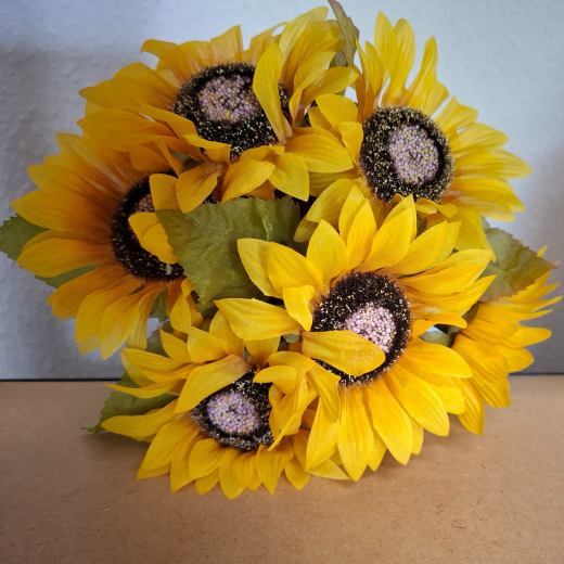 Sonnenblumen im Kürbis – Gelbe Herbstdeko natürlich schön