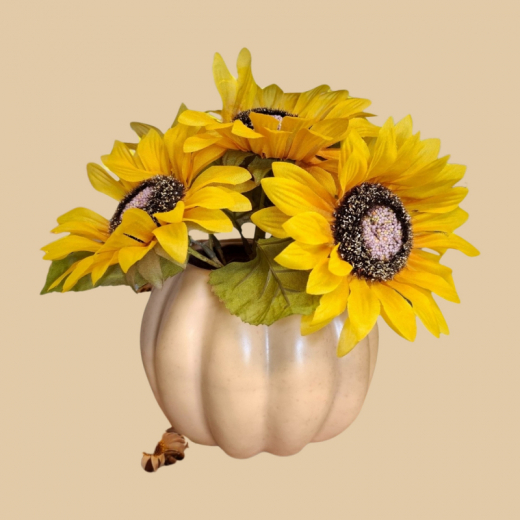 Sonnenblumen im Kürbis – Gelbe Herbstdeko natürlich schön