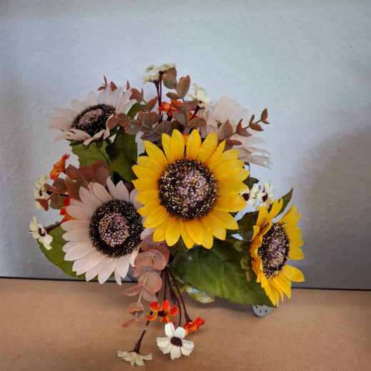 Sonnenblumen-Mix in Gießkanne – Herbstdeko mit Seidenblumen