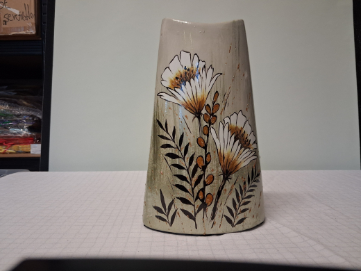 Schmale Keramik Vase mit Wiesenblumen