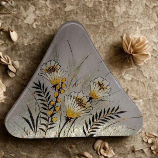 Dreieckige Glasplatte mit Wiesenblumen