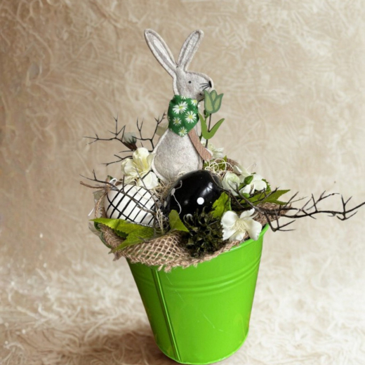 Liebevoll gestaltete Osterdekoration- ein grüner Eimer mit Stoffhase