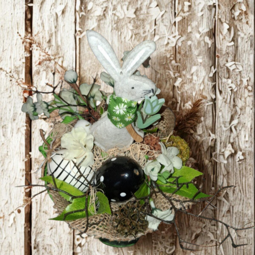 Liebevoll gestaltete Osterdekoration- ein grüner Eimer mit Stoffhase