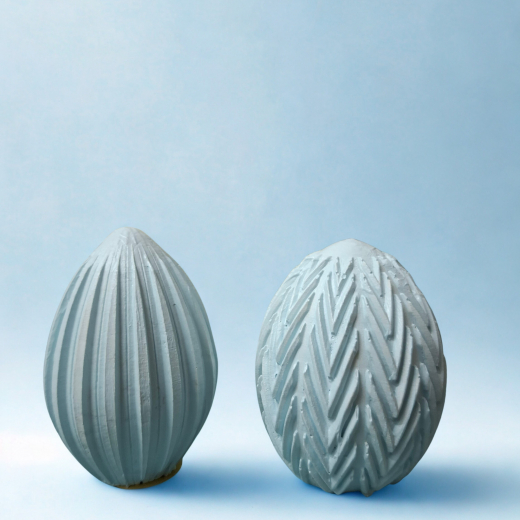 2 handgefertigte Ostereier aus Gips in vielen Farben