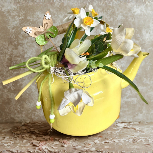 Gelbe Gießkanne mit Seidenblumen – Frühlingsdeko 23,5 cm