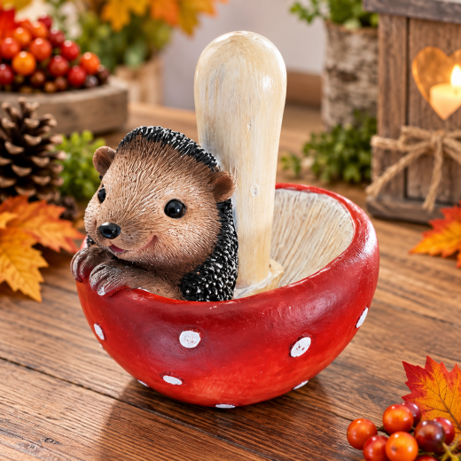 Igel aus Keramik – niedliche Herbstdeko im Fliegenpilz