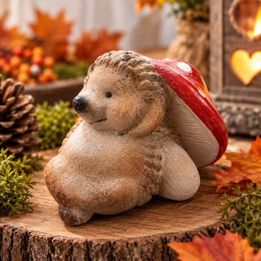 Igel aus Keramik – niedliche Herbstdeko im Pilz