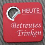 Witzige Bierdeckel aus Metall mit Flaschenöffner – 8 cm x 8 cm, 6 Motive