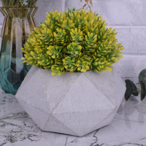 Kantiger Blumentopf aus Beton in Weiß oder Grau