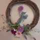 Dekorativer Holzkranz mit Seidenblumen & Elfe