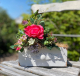 Holzkasten mit Blumengesteck – rustikale Dekoidee