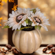 Dekokürbis mit cremefarbenen Sonnenblumen – Herbstdeko