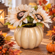 Dekokürbis mit cremefarbenen Sonnenblumen – Herbstdeko