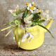 Gelbe Gießkanne mit Seidenblumen – Frühlingsdeko 23,5 cm
