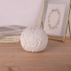 Weiße Betonkugel Ø 11 cm – Deko mit Ornament-Struktur