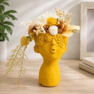 Betonbüste mit Blumenhut in Gelb – handgefertigt