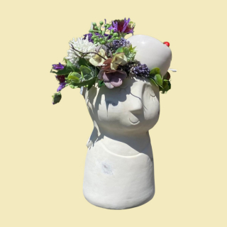 Betonbüste Lächelndes Gesicht – Florale Frühlingsdeko