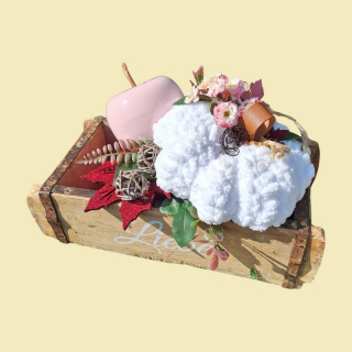 Holzkiste mit Trockenblumen & Stoffkürbis – Handgefertigt