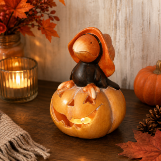 Keramik Rabe Windlicht – Herbstfigur mit Kürbis