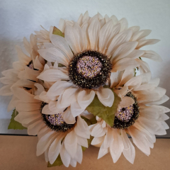 Dekokürbis mit cremefarbenen Sonnenblumen – Herbstdeko