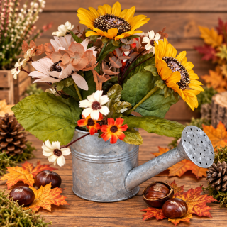 Sonnenblumen-Mix in Gießkanne – Herbstdeko mit Seidenblumen