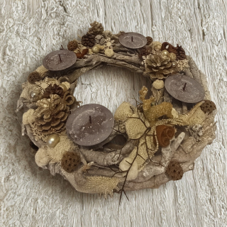 Weihnachtlich dekorierter Kranz – Adventskranz mit Hirsch