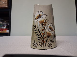 Schmale Keramik Vase mit Wiesenblumen