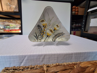 Dreieckige Glasplatte mit Wiesenblumen