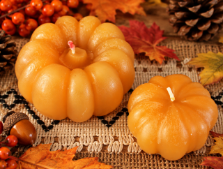 Handgefertigte Kürbiskerze – Herbstkerze in verschiedenen Farben & Größen