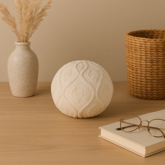 Weiße Betonkugel Ø 11 cm – Deko mit Ornament-Struktur